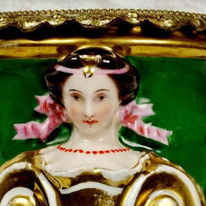 Vase en porcelaine à décor de cariatides et monture en bronze doré, XIXe s