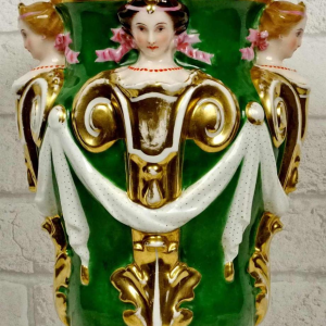 Porseleinen vaas met kariatide versiering en verguld bronzen montuur, 19e eeuw