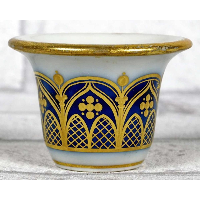 Porcelaine de Paris, mortier à fard à décor doré dit "CATHEDRALE" sur fond bleu, début XIXe s