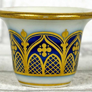 Porcelaine de Paris, mortier à fard à décor doré dit "CATHEDRALE" sur fond bleu, début XIXe s