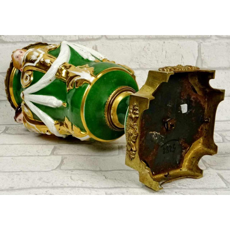 Porseleinen vaas met kariatide versiering en verguld bronzen montuur, 19e eeuw