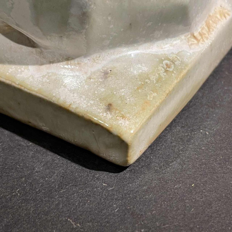 ANGELO HECQ voor ROGER GUERIN 'Femme nue assoupie' witte kubistische sculptuur in grootgebakken zoutsteengoed, ca 1930