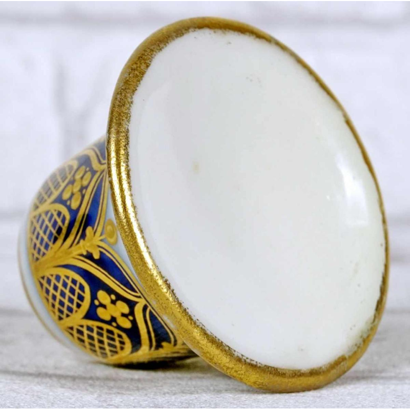 Porcelaine de Paris, mortier à fard à décor doré dit "CATHEDRALE" sur fond bleu, début XIXe s