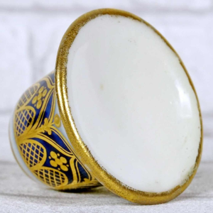 Porcelaine de Paris, mortier à fard à décor doré dit "CATHEDRALE" sur fond bleu, début XIXe s