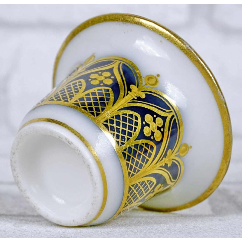 Porcelaine de Paris, mortier à fard à décor doré dit "CATHEDRALE" sur fond bleu, début XIXe s