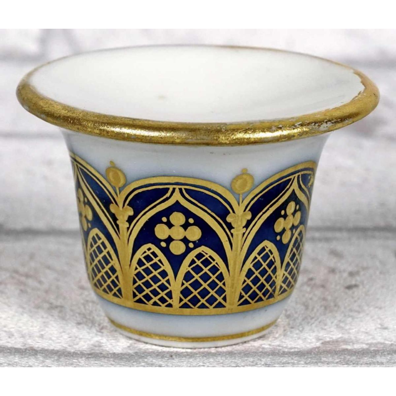 Porcelaine de Paris, mortier à fard à décor doré dit "CATHEDRALE" sur fond bleu, début XIXe s