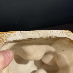 ANGELO HECQ voor ROGER GUERIN 'Femme nue assoupie' witte kubistische sculptuur in grootgebakken zoutsteengoed, ca 1930