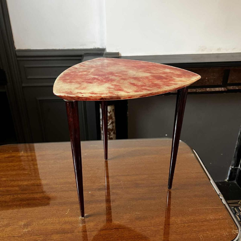 ALDO TURA, table basse/d'appoint en parchemin peau de che`vre teinte´e rouge laqué, Italie ca 1950