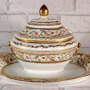 Porcelaine de Paris - Manufacture du Duc d'Angoulême, covered sugar bowl, 18th century