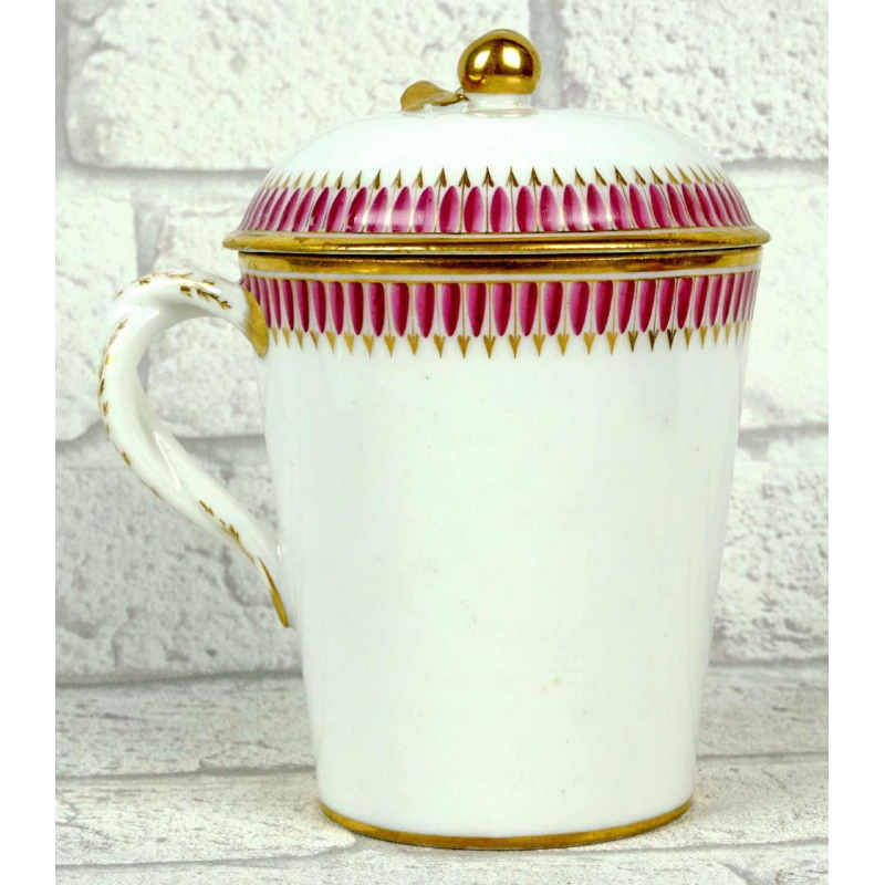 Tasse trembleuse couverte et sa soucoupe en porcelaine de Paris, fin XVIIIe