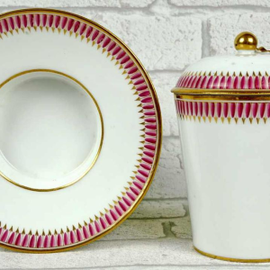 Tasse trembleuse couverte et sa soucoupe en porcelaine de Paris, fin XVIIIe