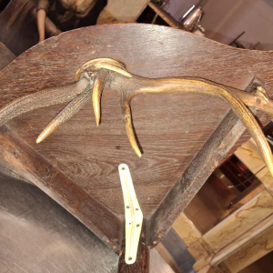 Jachtconsole/hoekkast met "hondenkop"-motief, gemaakt van eikenhout en hertengewei, eind 19e eeuw.