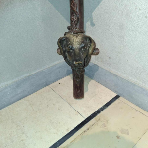 Jachtconsole/hoekkast met "hondenkop"-motief, gemaakt van eikenhout en hertengewei, eind 19e eeuw.