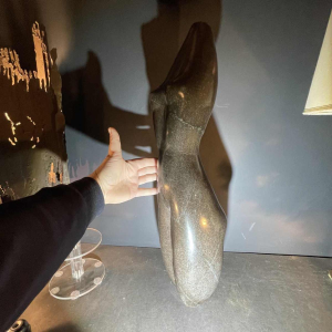 Abstracte sculptuur 'femme nue' in steen (zwart marmer), gesigneerd, 20e eeuw