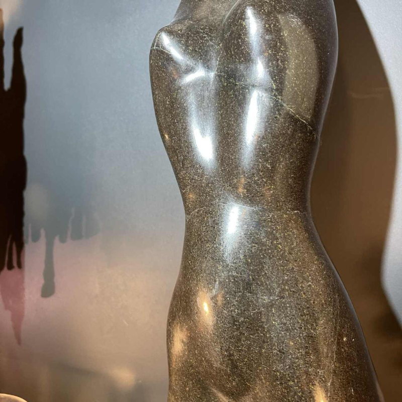 Abstracte sculptuur 'femme nue' in steen (zwart marmer), gesigneerd, 20e eeuw