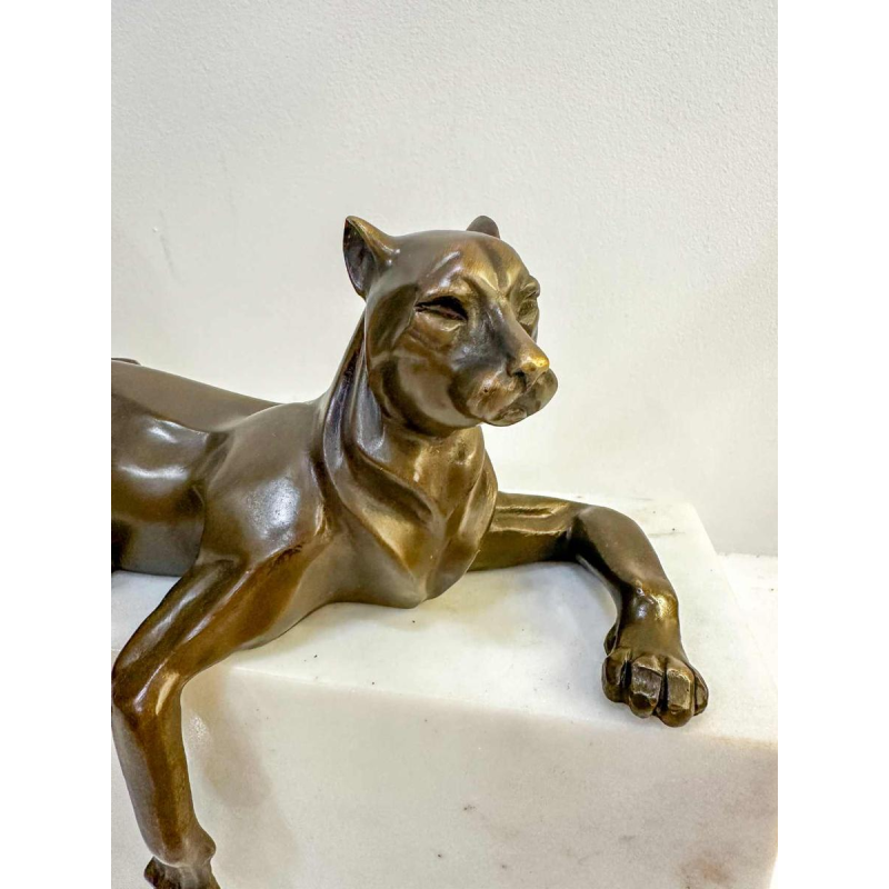 Juno "Panthère couchée" sculpture en bronze de style Art Déco, socle marbre blanc
