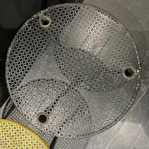 Mathieu MATÉGOT, nesttafels in geel/zwart geperforeerd metaal, ca 1950