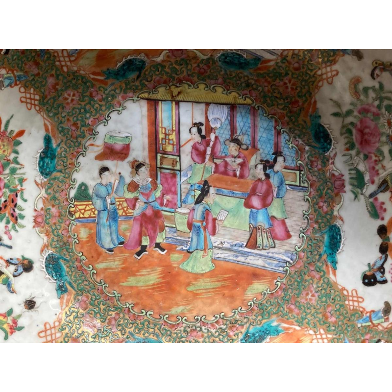Chine, Canton, grand bol en porcelaine à décor polychrome