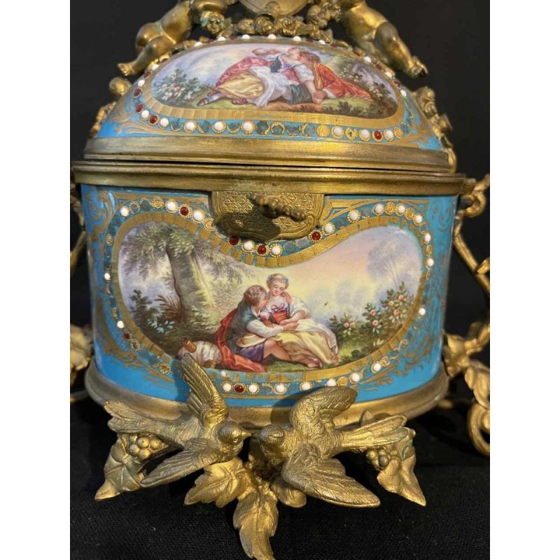 Boîte à bijoux en porcelaine dite de Sèvres et bronze doré, époque Napoléon III