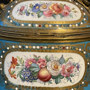 Boîte à bijoux en porcelaine dite de Sèvres et bronze doré, époque Napoléon III
