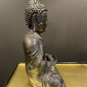 Gelakte en vergulde bronzen Boeddha zittend in dhyana mudra