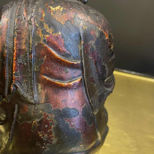 Gelakte en vergulde bronzen Boeddha zittend in dhyana mudra