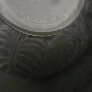 R. Lalique, vase Art Déco "Sauge" en verre soufflé moulé patiné gris, créé avant 1937