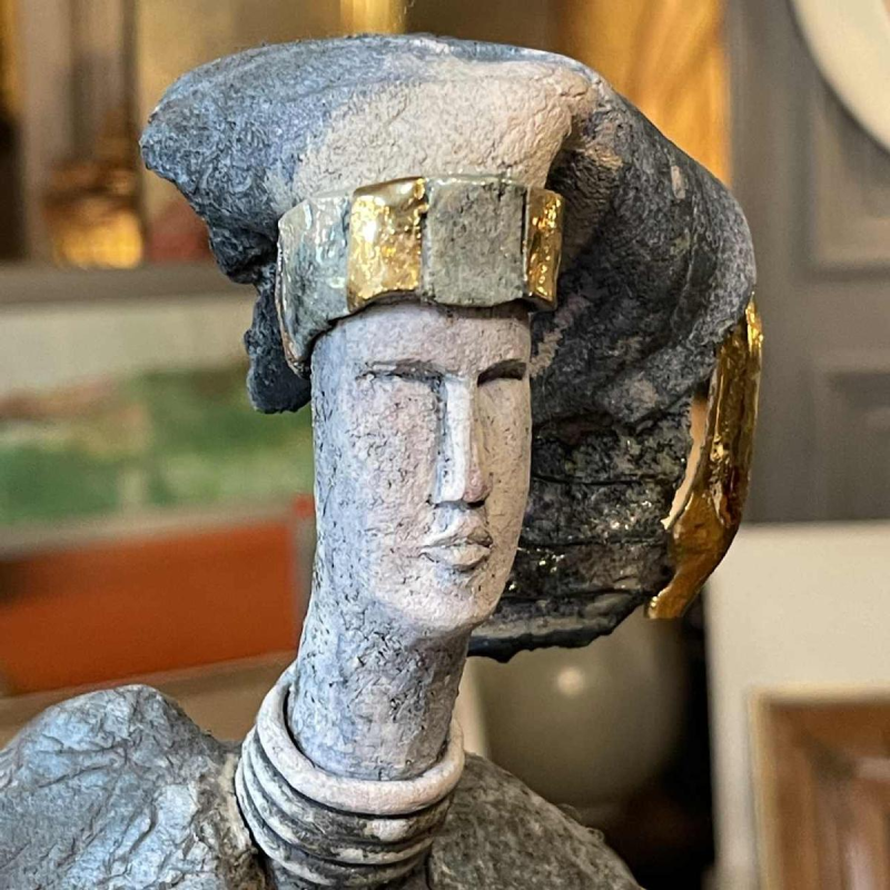 KLARA REYNDERS 'De krijger' keramische sculptuur, email en verguldsel, circa 1987