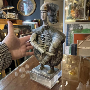 KLARA REYNDERS 'De krijger' keramische sculptuur, email en verguldsel, circa 1987