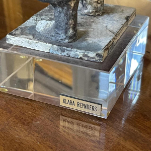 KLARA REYNDERS 'De krijger' keramische sculptuur, email en verguldsel, circa 1987