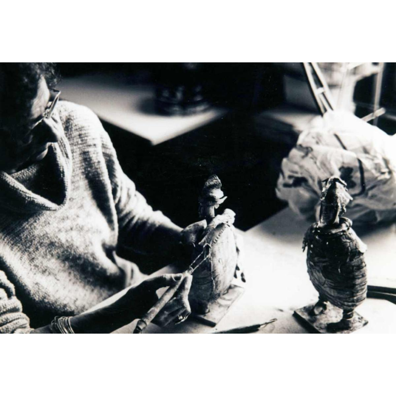 KLARA REYNDERS 'De krijger' keramische sculptuur, email en verguldsel, circa 1987