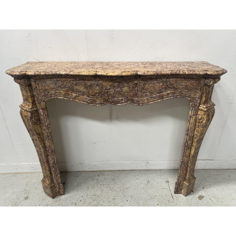 Cheminée de style Louis XV, modèle Pompadour,marbre brèche mouchetée, XIX siècle