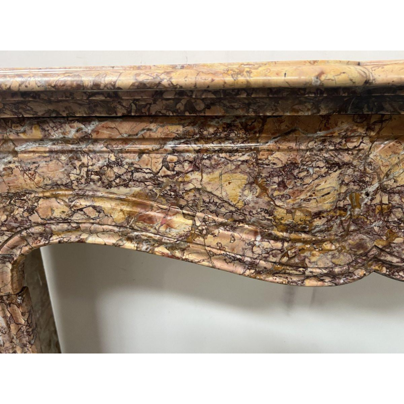 Cheminée de style Louis XV, modèle Pompadour,marbre brèche mouchetée, XIX siècle