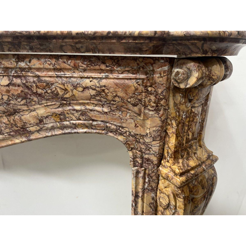 Cheminée de style Louis XV, modèle Pompadour,marbre brèche mouchetée, XIX siècle