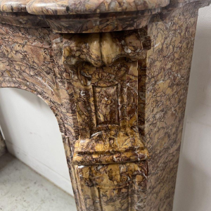 Cheminée de style Louis XV, modèle Pompadour,marbre brèche mouchetée, XIX siècle