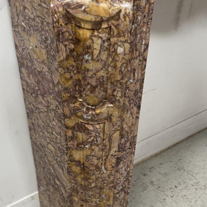 Cheminée de style Louis XV, modèle Pompadour,marbre brèche mouchetée, XIX siècle