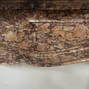 Cheminée de style Louis XV, modèle Pompadour,marbre brèche mouchetée, XIX siècle