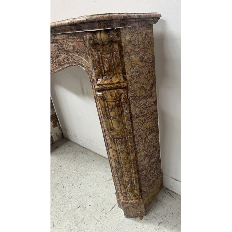 Cheminée de style Louis XV, modèle Pompadour,marbre brèche mouchetée, XIX siècle