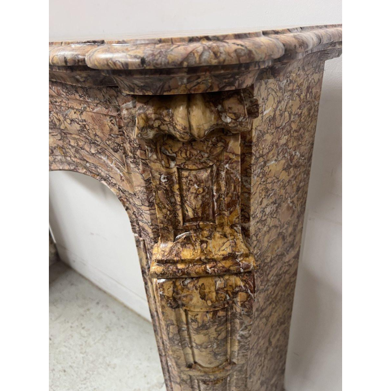 Cheminée de style Louis XV, modèle Pompadour,marbre brèche mouchetée, XIX siècle