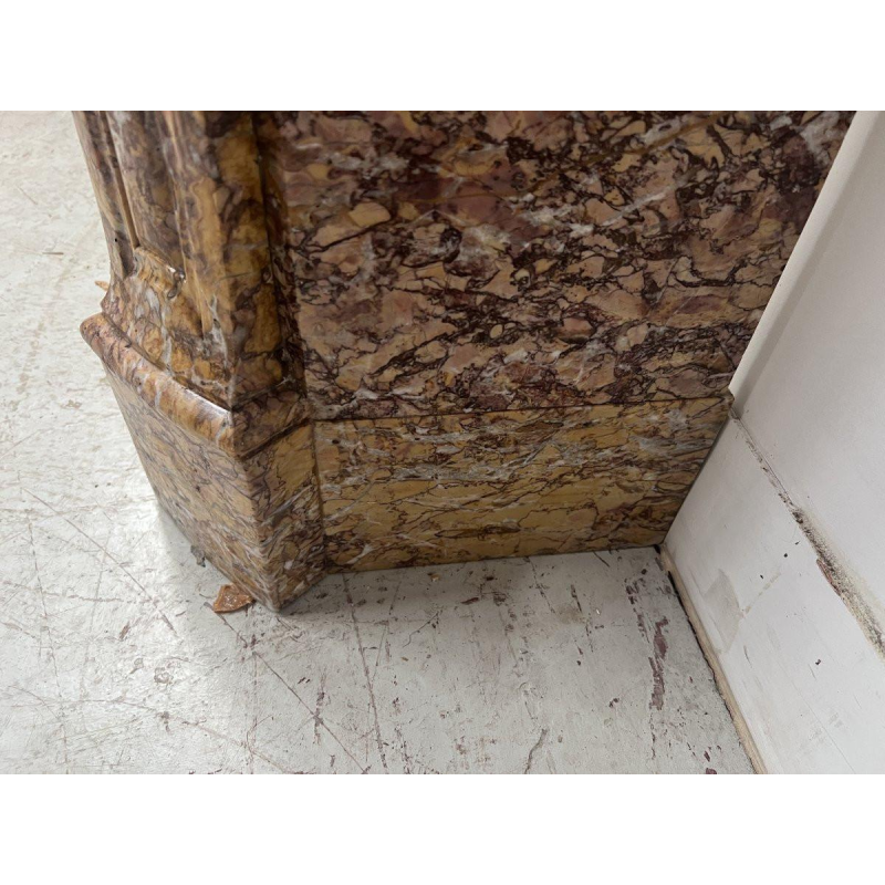 Cheminée de style Louis XV, modèle Pompadour,marbre brèche mouchetée, XIX siècle