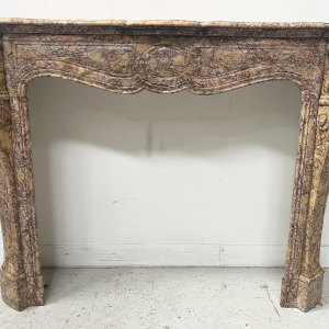 Cheminée de style Louis XV, modèle Pompadour,marbre brèche mouchetée, XIX siècle