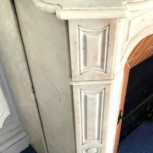 Cheminée de style Louis XV, modèle Pompadour, marbre blanc de Carrare, XX siècle