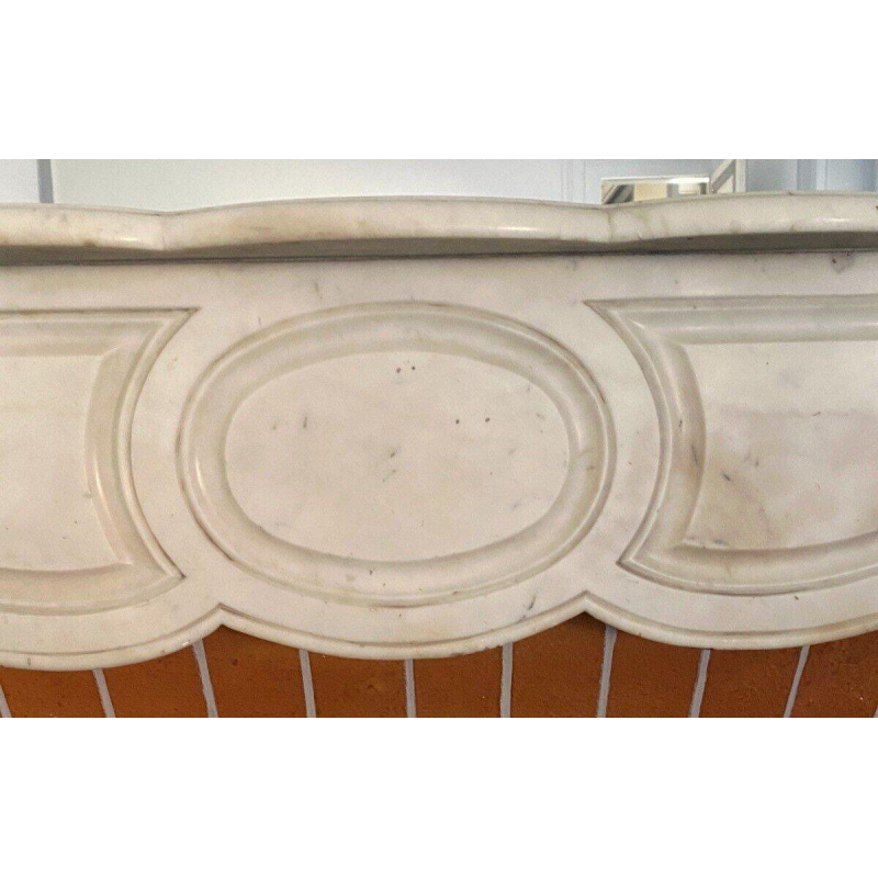 Cheminée de style Louis XV, modèle Pompadour, marbre blanc de Carrare, XX siècle