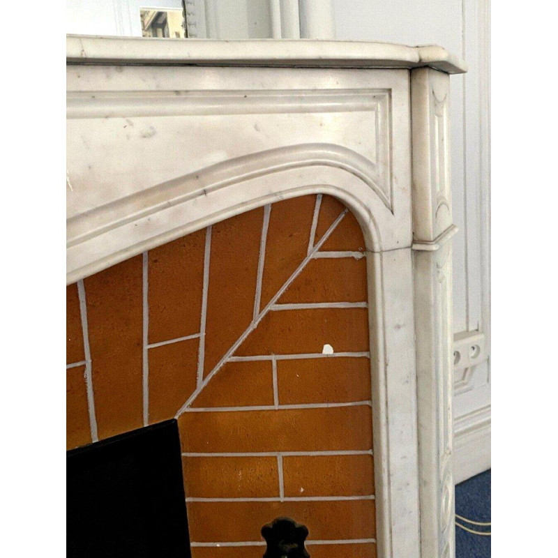 Cheminée de style Louis XV, modèle Pompadour, marbre blanc de Carrare, XX siècle