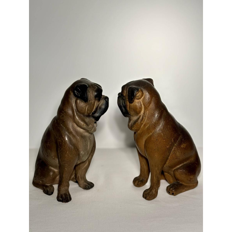Een paar veelkleurige terracotta sculpturen van Engelse bulldogs, Engeland, 19e eeuw.