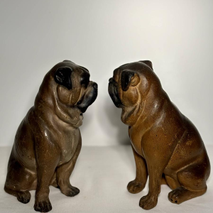 Paire de sculptures de bouledogues anglais, terre cuite polychrome, Angleterre XIXe siècle