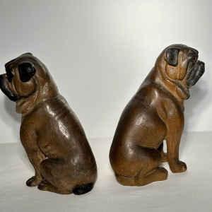 Paire de sculptures de bouledogues anglais, terre cuite polychrome, Angleterre XIXe siècle
