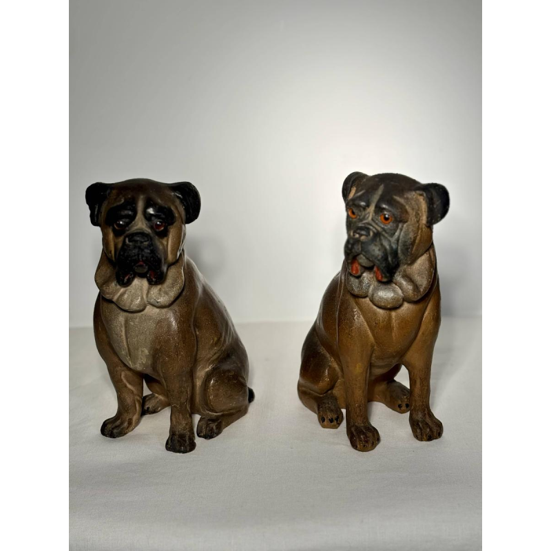 Een paar veelkleurige terracotta sculpturen van Engelse bulldogs, Engeland, 19e eeuw.