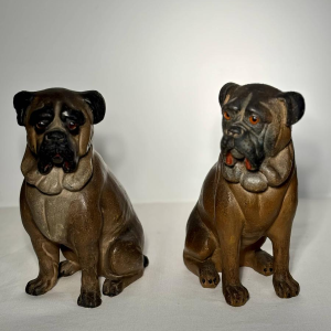 Een paar veelkleurige terracotta sculpturen van Engelse bulldogs, Engeland, 19e eeuw.