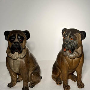 Een paar veelkleurige terracotta sculpturen van Engelse bulldogs, Engeland, 19e eeuw.